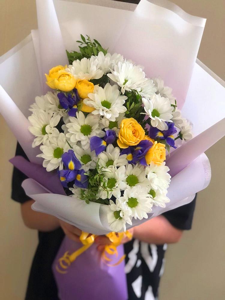 Букет цветов из: Ирисы, Хризантемы и Розы в Ямном