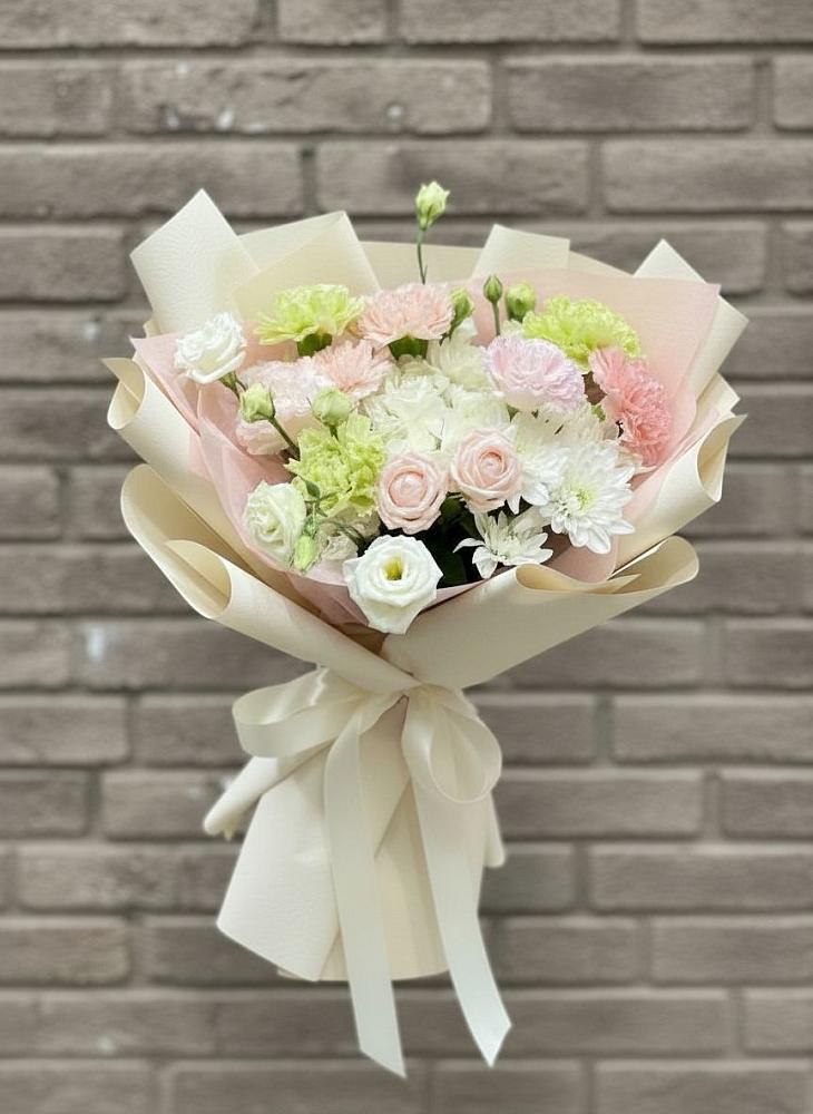 Букет цветов из: Гвоздики, Розы, Лизиантусы и Хризантемы в Ямном