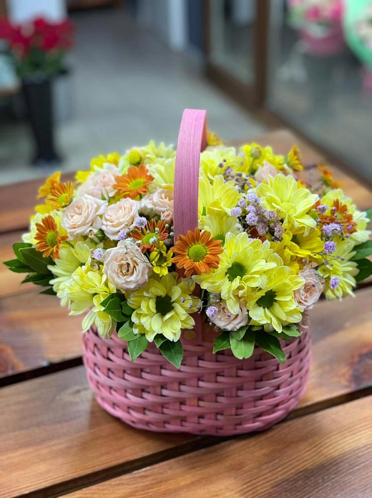 Цветочная композиция из Хризантемы и Розы в корзине в Ямном