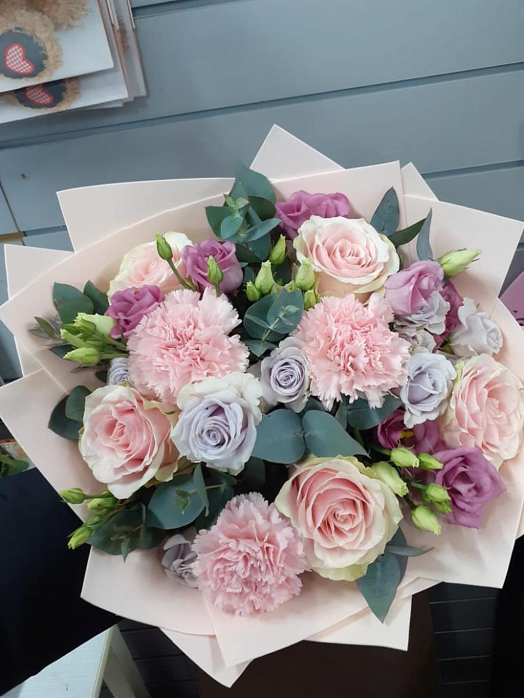 Букет цветов из: Розы, Гвоздики и Лизиантусы в Ямном